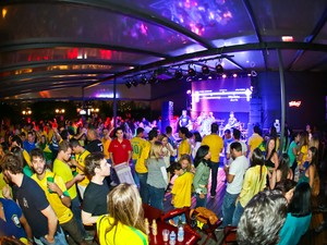 Público assistiu ao jogo do Brasil na festa BudMansion, localizada na Avenida Europa. (Foto: Ali Karakas)