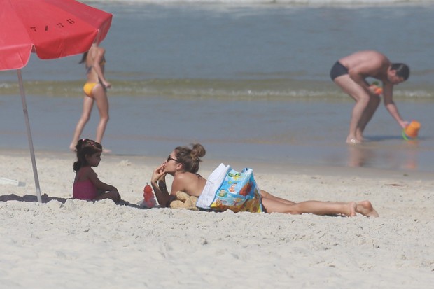 Grazi Massafera na praia com a filha Sofia (Foto: Dilson Silva/ AG. News) Grazi Massafera na praia com a filha Sofia (Foto: Dilson Silva/ AG. News)