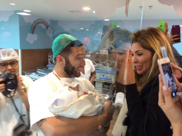 Jonathan Costa festejando o nascimento de Salvatore, seu filho com Antonia Fontenelle (Foto: Ego)