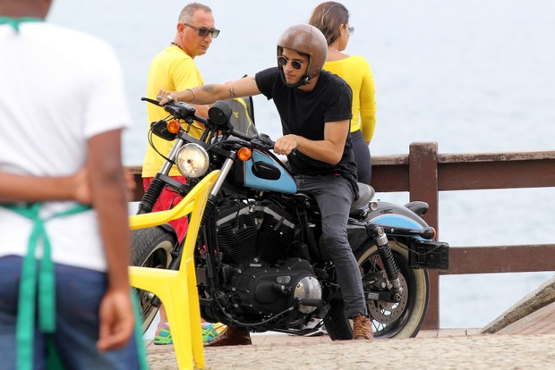 Chay Suede no mirante do Leblon (Foto: J. Humberto / AgNews)
