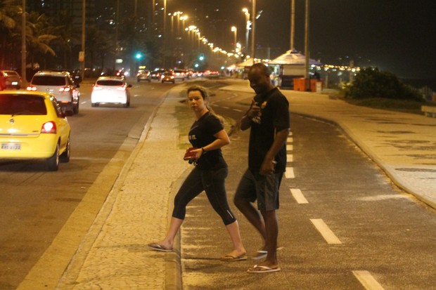 Thiaguinho e Fernanda Souza se exercitam na praia (Foto: Dilson Silva/ Ag. News)