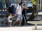 Débora Falabella passeia com a filha e o namorado no Rio