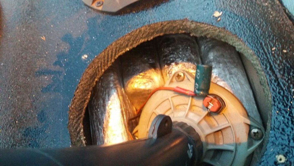 Policiais rodoviÃ¡rios encontraram droga na caixa de som do veÃ­culo (Foto: PolÃ­cia RodoviÃ¡ria Federal/MT)