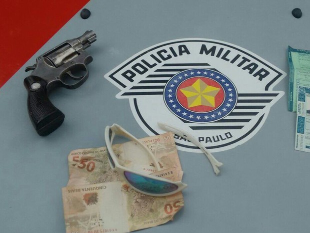Jovem de 20 anos é preso suspeito de roubar farmácia em Taubaté (Foto: Divulgação/Polícia Militar)