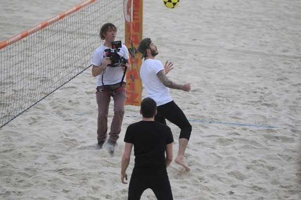 David Beckham joga futevôlei na praia (Foto: André Freitas e Delson Silva / AgNews)