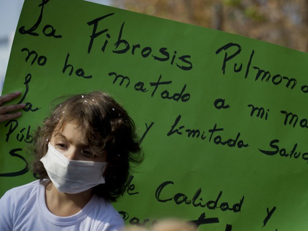 Dezenas de doentes terminais e crônicos chilenos protestam junto a seus familiares contra o alto custo dos medicamentos, em uma mobilização sem precedentes realizada em Santiago, no Chile. (Foto: AFP PHOTO/MARTIN BERNETTI )