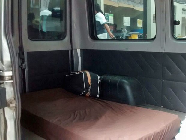 Carlinhos viajou da Paraíba para o Recife em uma van. O veículo teve os bancos traseiros retirados para receber um colchão que pudesse acomodar bem o paciente (Foto: Camila Torres / TV Globo)