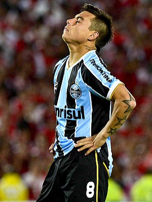 Vargas derrota Grêmio Santa Fé (Foto: AFP)