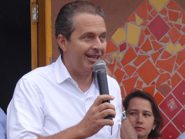 Eduardo Campos em viagem pelo interior de PE (Foto: Renan Holanda/G1)