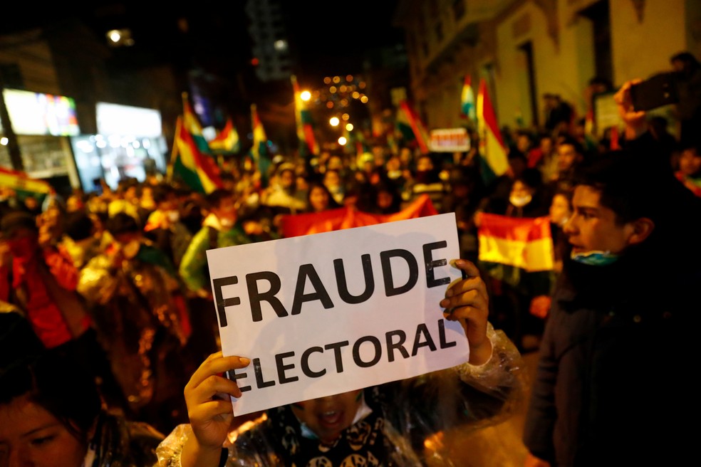 Manifestantes tomam as ruas de La Paz para denunciar 'fraude eleitoral' nesta sexta-feira (25) após apuração indicar vitória de Evo Morales nas eleições presidenciais da Bolívia — Foto: Kai Pfaffenbach/Reuters