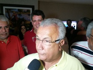 ARACAJU (SE): O governador de Sergipe, Jackson Barreto (PMDB), analisa a vitória do seu apoiado Edvaldo Nogueira (PCdoB) (Foto: Tássio Andrade/G1) ARACAJU (SE): O governador de Sergipe, Jackson Barreto (PMDB), analisa a vitória do seu apoiado Edvaldo Nogueira (PCdoB) (Foto: Tássio Andrade/G1)