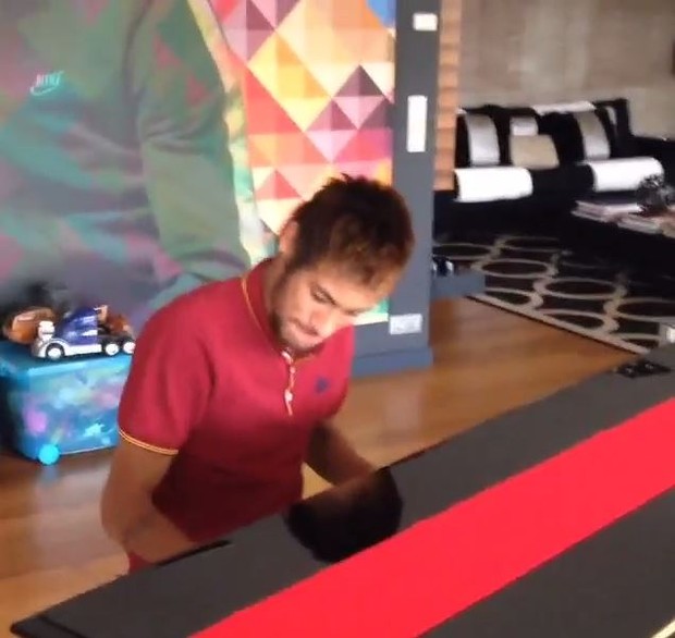 Neymar tocando Alicia Keys no teclado (Foto: Instagram / Reprodução)