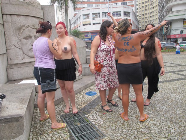 Mulheres em protesto da Marcha das Vadias em Santos, SP (Foto: Andressa Amorim/ G1)