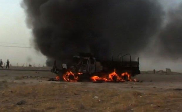 Foto feita nesta terça-feira (11) mostra carro pegando fogo em rodovia perto de Kirkuk, no norte do Iraque (Foto: AFP)