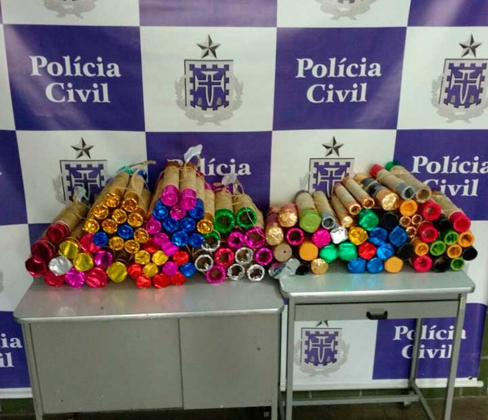 Espadas apreenidas pela polícia em Senhor do Bonfim, no norte da Bahia (Foto: Divulgação/Polícia Civil)