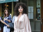 Sem sutiã, Lady Gaga deixa apartamento em Nova York
