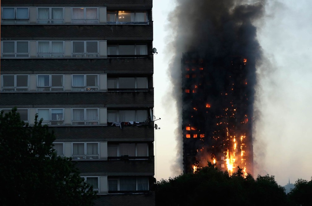 Incêndio destrói prédio residencial em Londres (Foto: Matt Dunham/AP)