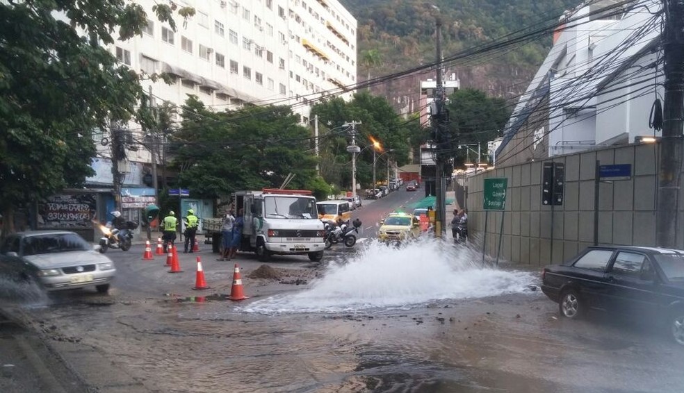 Vazamento formou chafariz no Jardim Botânico,. Zona Sul do Rio (Foto: Túlio Mello / G1)