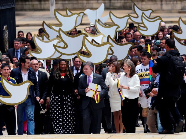O presidente colombiano Juan Manuel Santos e a primeira-dama Maria Clemencia de Santos chegam ao Congresso nesta quinta-feira (25) para entregar o acordo de paz assinado pelo governo e as Farc (Foto: REUTERS/John Vizcaino)