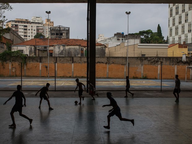 Meninos jogam bola na quadra da Escola Estadual Caetano de Campos (Foto: Victor Moriyama/G1)
