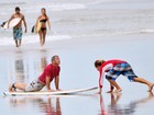 Aos 58 anos, Mel Gibson tem aula de surfe na Costa Rica