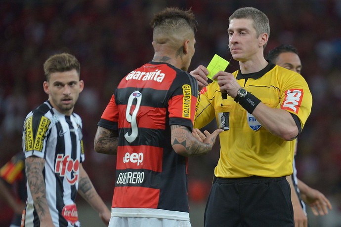 Guerrero leva cartão amarelo em Flamengo x Santos (Foto: Marcello Dias / Futura Press / Estadão Conteúdo)