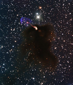 Imagem mostra jatos emergindo de uma escura nuvem de formação de estrelas. Cientistas afirmam que o material flui da estrela-bebê em uma velocidade incrível (Foto: AP Photo/ESO/Bo Reipurth)