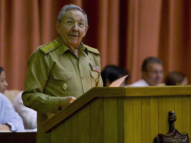 Raúl Castro, presidente de cuba, discursa nesta quarta-feira (15) na Assembleia Nacinal em Havana (Foto: Ladyrene Perez/Cubadebate via AP)
