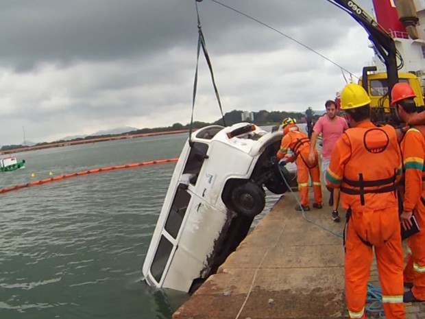 Veículo caiu no mar em Santos, no litoral de São Paulo (Foto: Reprodução / TV Tribuna)