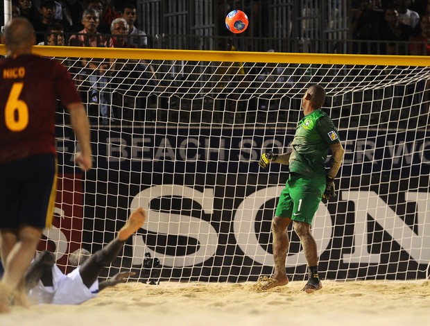 nico brasil x espanha futebol de areia (Foto: Getty Images)