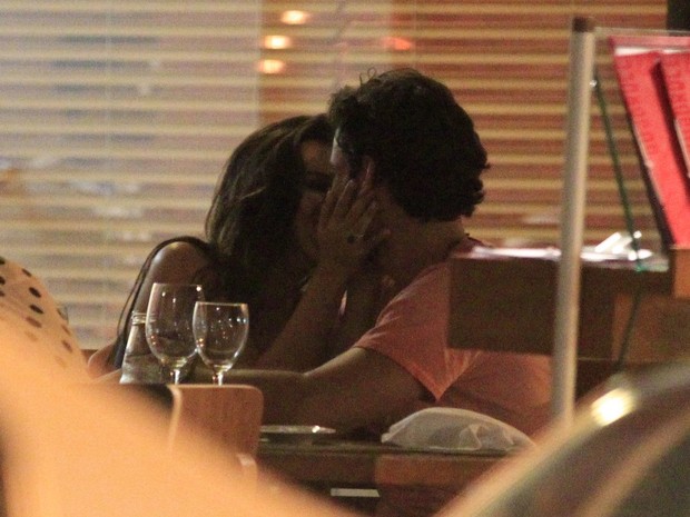 Mariana Rios beija rapaz em restaurante na Zona Sul do Rio (Foto: Delson Silva/ Ag. News)