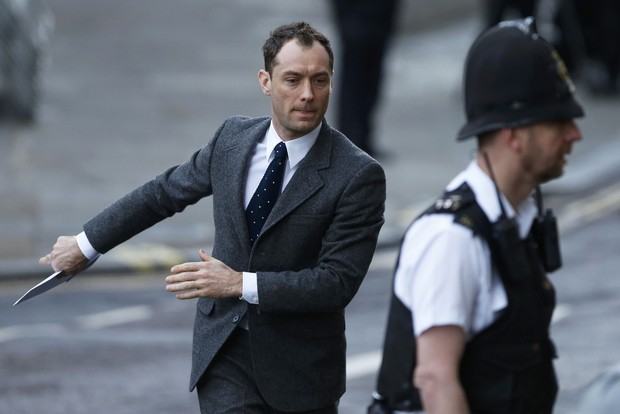 Jude Law chega para julgamento (Foto:  REUTERS/Suzanne Plunkett )