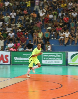 Antonio Carlos comemora o primeiro gol da Copa TV Grande Rio de Futsal (Foto: Emerson Rocha)