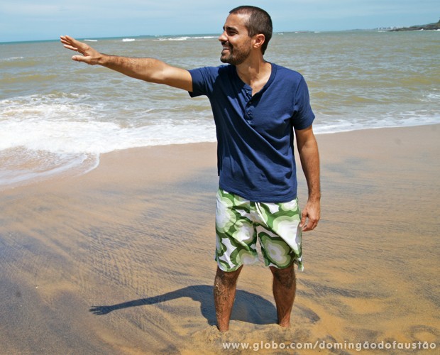 Ricardo aproveitou as propriedades curativas enterrando os pés na areia (Foto: Domingão do Faustão / TV Globo)