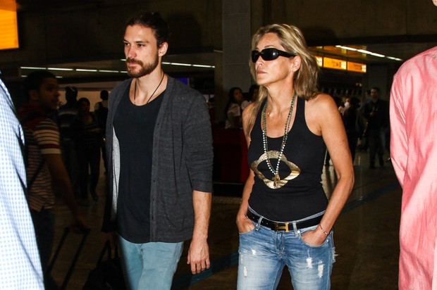 Sharon Stone deixa o Brasil com o namorado Martin Micca (Foto: Manuela Scarpa/Foto Rio News)