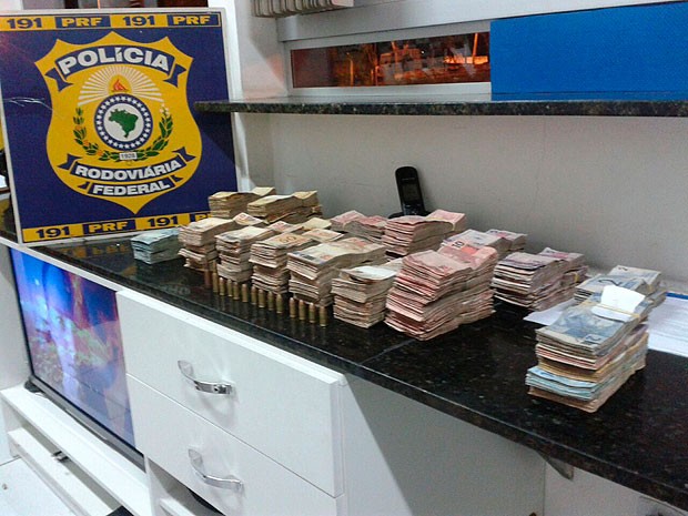 Dinheiro encontrado no carro envolvido no acidente em Itabela, na Bahia. (Foto: Divulgação/ Polícia Rodovária Federal)