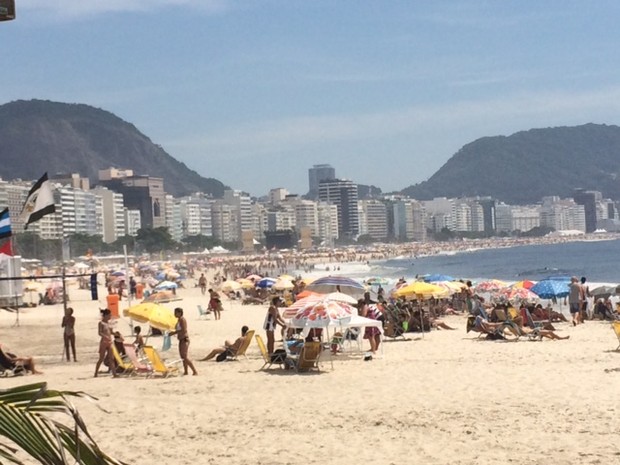 A Praia de Copacabana, que estava cheia em torno de 10h30 desta sexta, é uma das dez praias próprias para banho neste fim de semana (Foto: Cristina Boeckel / G1)