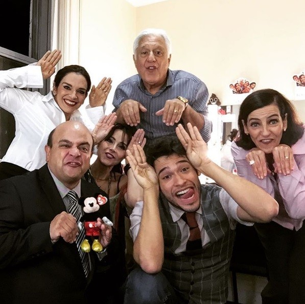 Bruno Fagundes e os pais nos bastidores de "Baixa terapia" (Foto: Reprodução / Instagram)