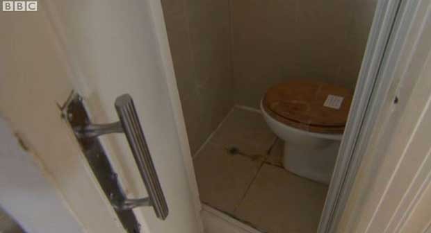 Ele tem chuveiro, vaso sanitário, pia, armário, fogão e espaço para cama (Foto: BBC)