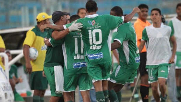 Icasa comemora gol da vitória sobre Ferroviário no Estádio Presidente Vargas (Foto: Agência Miséria de Comunicação)