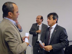 Leiloeiro Marcus Nepomuceno (à esquerda), juiz Eduardo Bezerra (centro) e o promotor Rinaldo Reis (direita) conversam sobre resultado do primeiro leilão (Foto: Ricardo Araújo/G1)