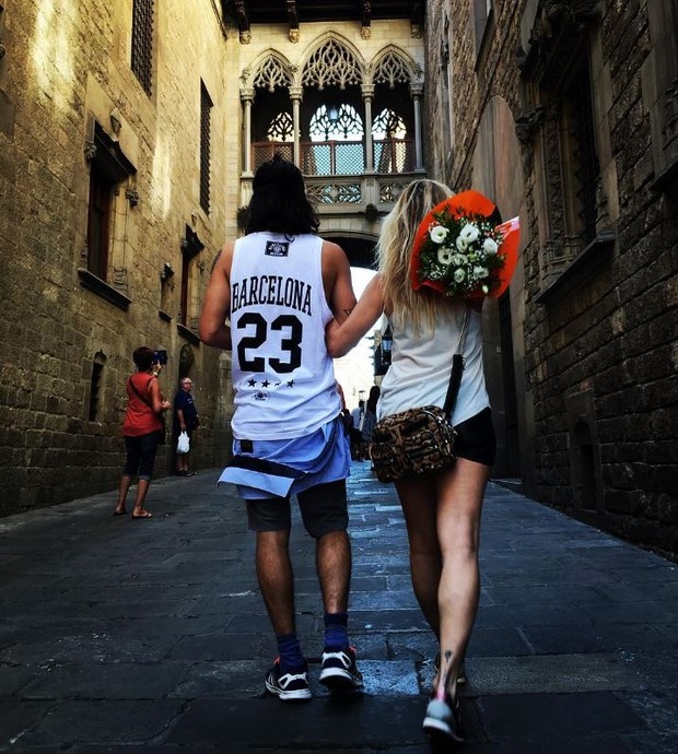 André Gonalves e Daniele Winits juntinhos em Barcelona (Foto: Reprodução/Instagram)