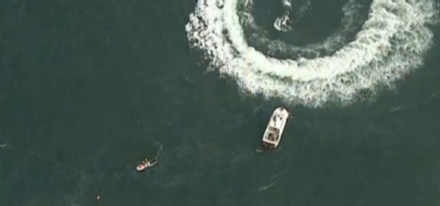 Equipes de resgate buscam os tripulantes do helicóptero do Corpo de Bombeiros que caíram no mar na praia de Copacabana, no Rio de Janeiro (Foto: Reprodução TV Globo) Equipes de resgate buscam os tripulantes do helicóptero do Corpo de Bombeiros que caíram no mar na praia de Copacabana, no Rio de Janeiro (Foto: Reprodução TV Globo)