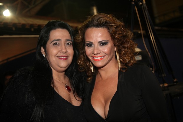 Viviane Araújo com Regina Celi, presidente do Salgueiro, em evento no Rio (Foto: Claudio Andrade/ Foto Rio News)