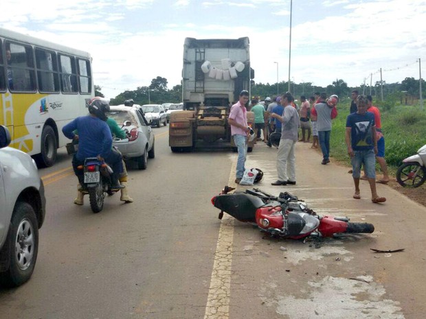 Motociclista teria tentado ultrapassar carreta quando caiu e foi arrastado pelo veículo (Foto: Divulgação/BPTrans)