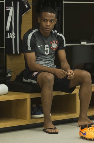 Corinthians acredita na permanência de Elias; volante usa férias para pensar