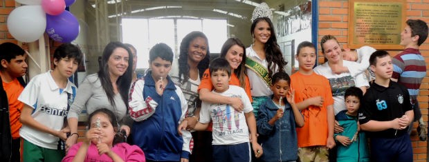 Alunos da Apae se dividiram em grupos para fotografar com a miss (Foto: Tatiana Lopes/G1)