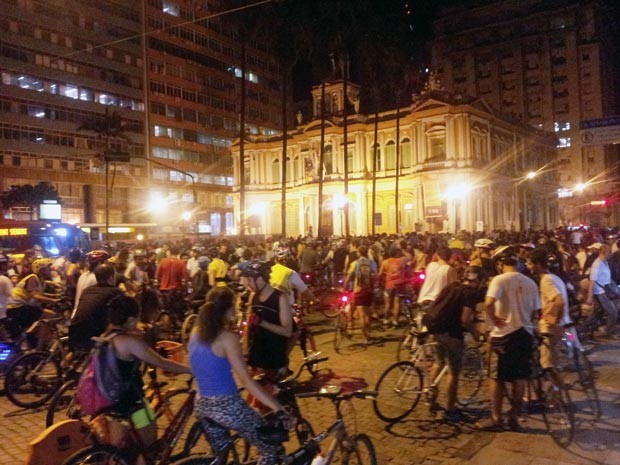 Ciclistas foram até a frente da antiga sede da prefeitura (Foto: Josmar Leite/RBS TV)