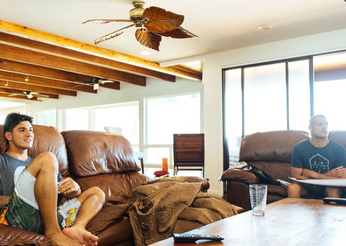 Gabriel Medina e Mick Fanning na sala de estar da casa que estão hospedados no Havaí (Foto: Reprodução/Instagram)