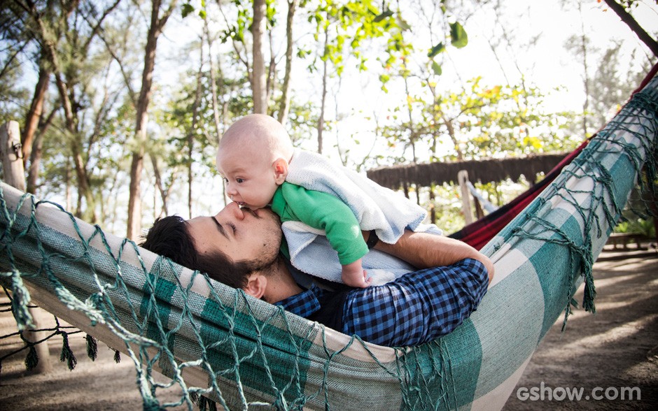Felipe Simas curte o filhote Joaquim no conforto de uma rede (Foto: Raphael Dias / TV Globo)
